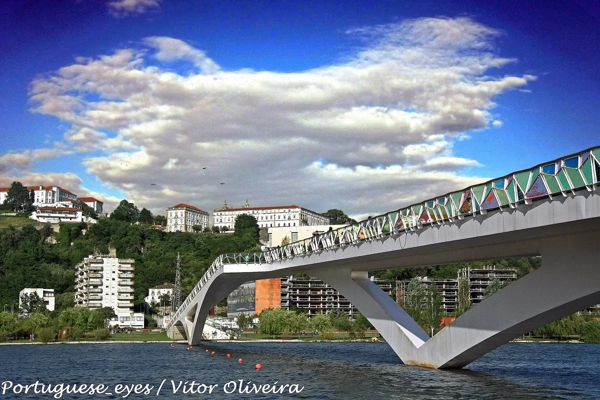 The Mondego and Coimbra&rsquo;s university hill seen from the Pedro e In&ecirc;s footbridge