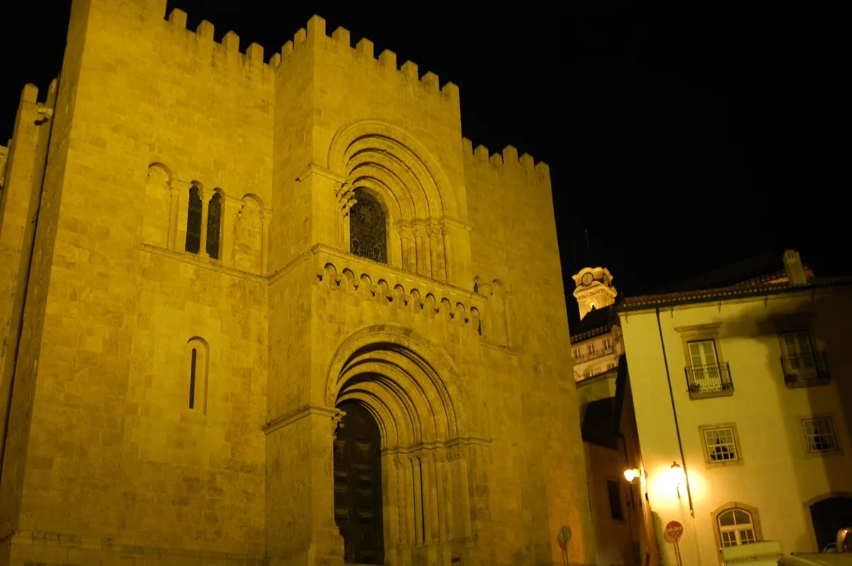 Evening on the Largo da S&eacute; Velha in Coimbra