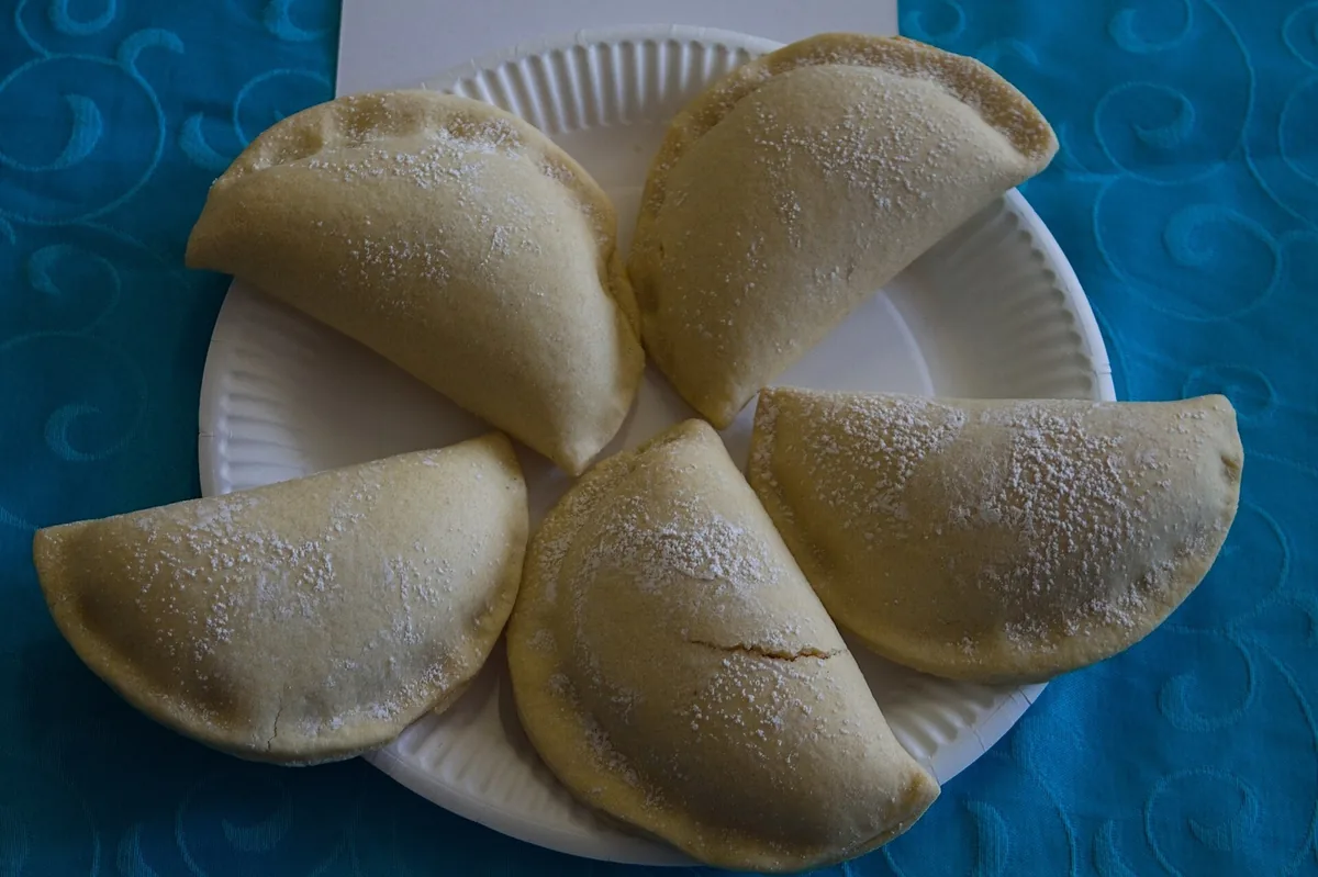 Half-moon past&eacute;is de Santa Clara pastries dusted with sugar