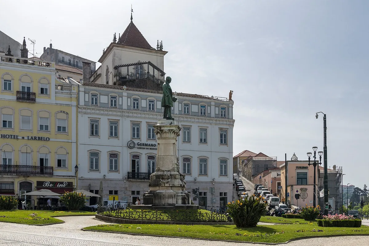 Largo da Portagem, the square at the foot of the hill where the lower-town circuit runs