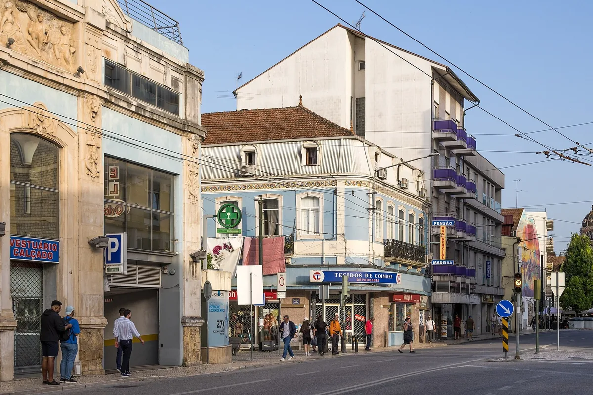 The outdoor pool and modern facade of Vila Gal&eacute; Coimbra
